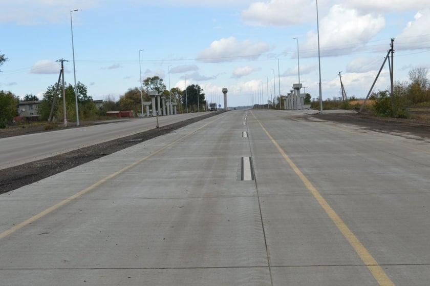 На бетонній трасі Дніпро-Решетилівка наносять новітню розмітку