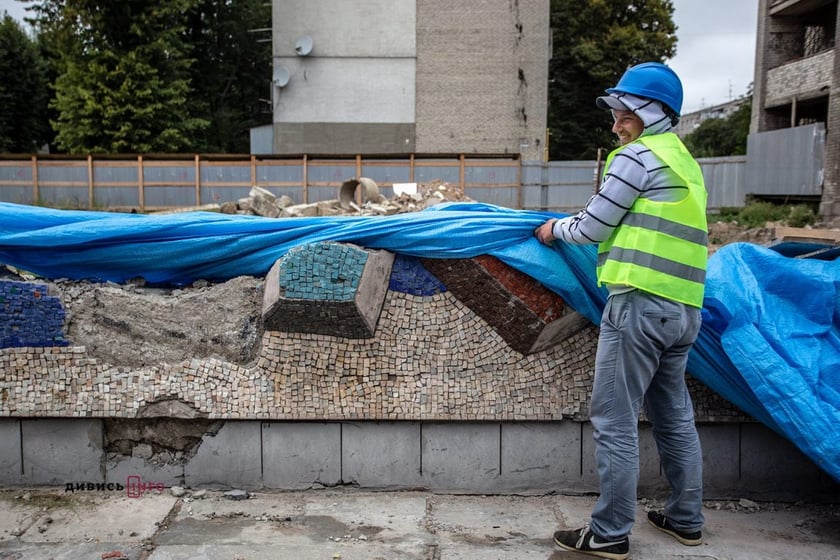 У Львові почали відновлення легендарної мозаїки “Море і риби”