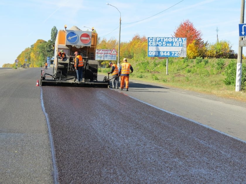 Біля Хмельницького ремонтують дорогу за технологією «Сларі-Сіл»