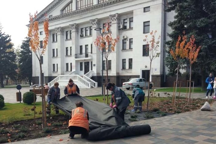 У Театральному сквері Маріуполя висаджують нові багаторічні рослини