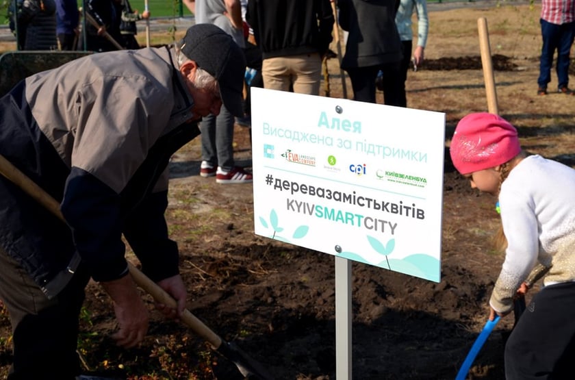 У Києві стартував флешмоб “Дерева замість квітів” до Дня вчителя