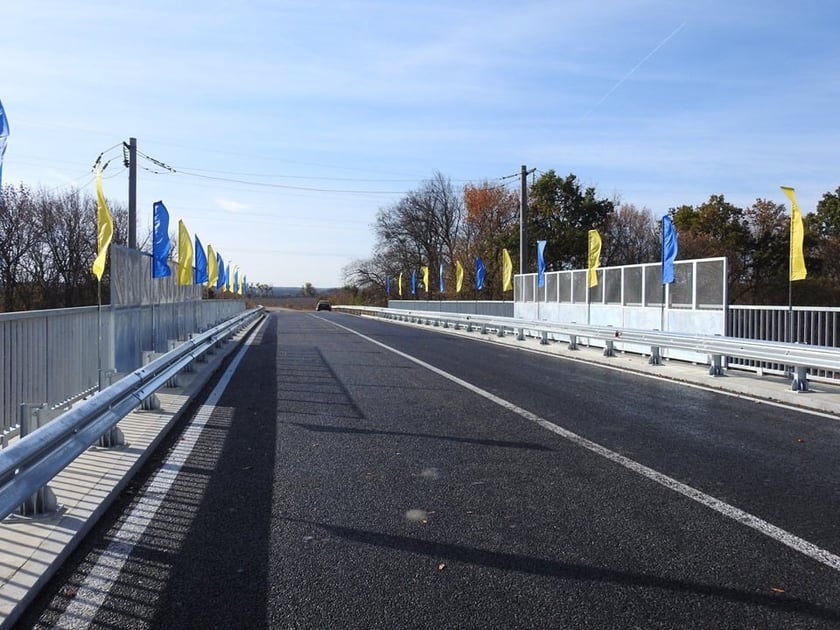 На Київщині відкрили рух для транспорту на двох шляхопроводах через залізницю