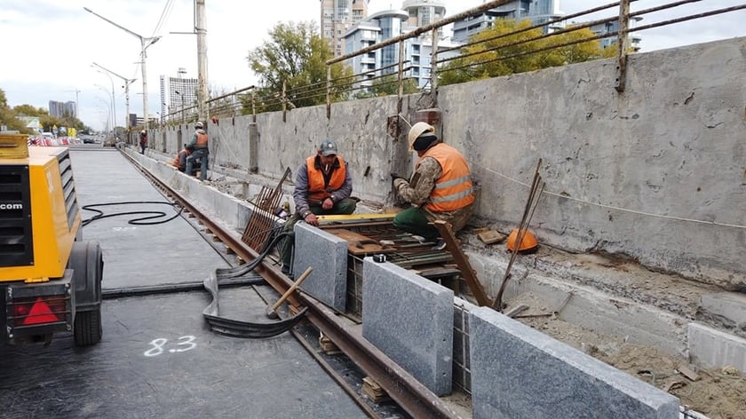Як у Києві ремонтують міст Метро через Русанівську протоку