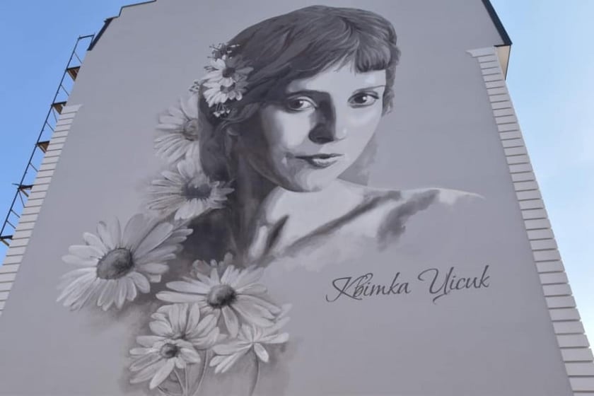 Монохромний і з підсвіткою: у Франківську створили мурал Квітки Цісик