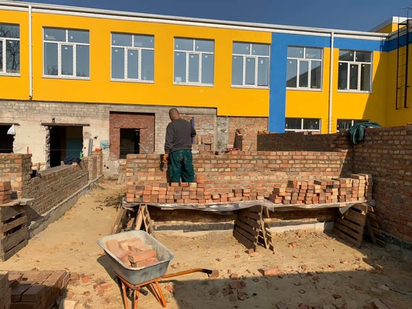 Поблизу Маріуполя триває будівництво опорної школи (ФОТО)