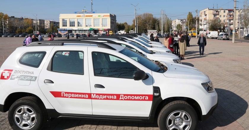 Сільські амбулаторії на Луганщині отримали спеціалізовані автівки