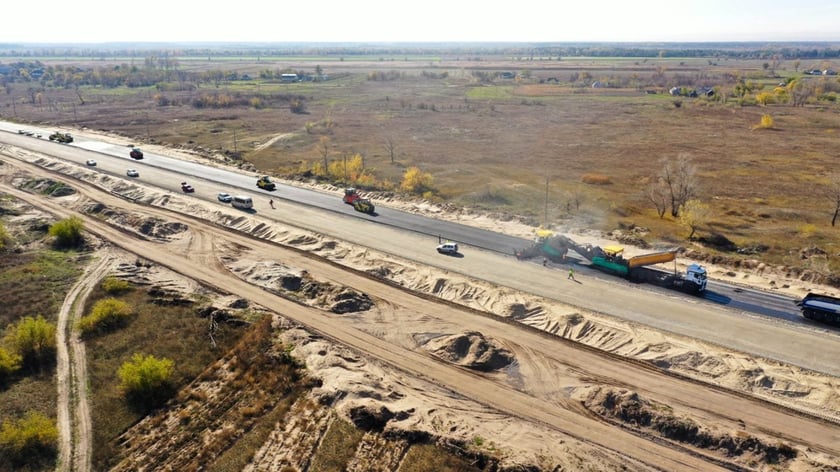 Як в Україні прямо серед поля будується чотирисмугова траса (ФОТО)