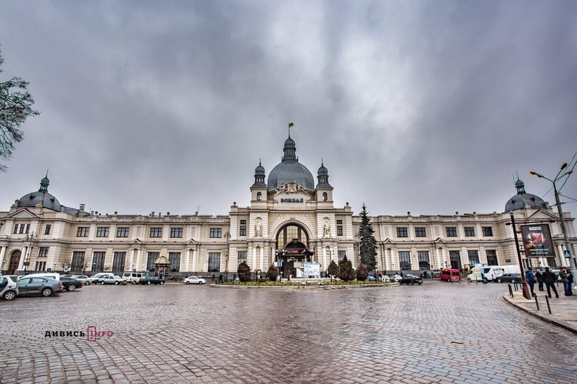 У Львові перед вокзалом асфальтували площу (ВІДЕО)