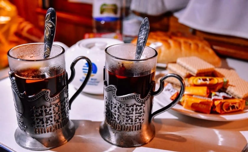 Одноразових стаканів не буде: Укрзалізниця залишає підстаканники