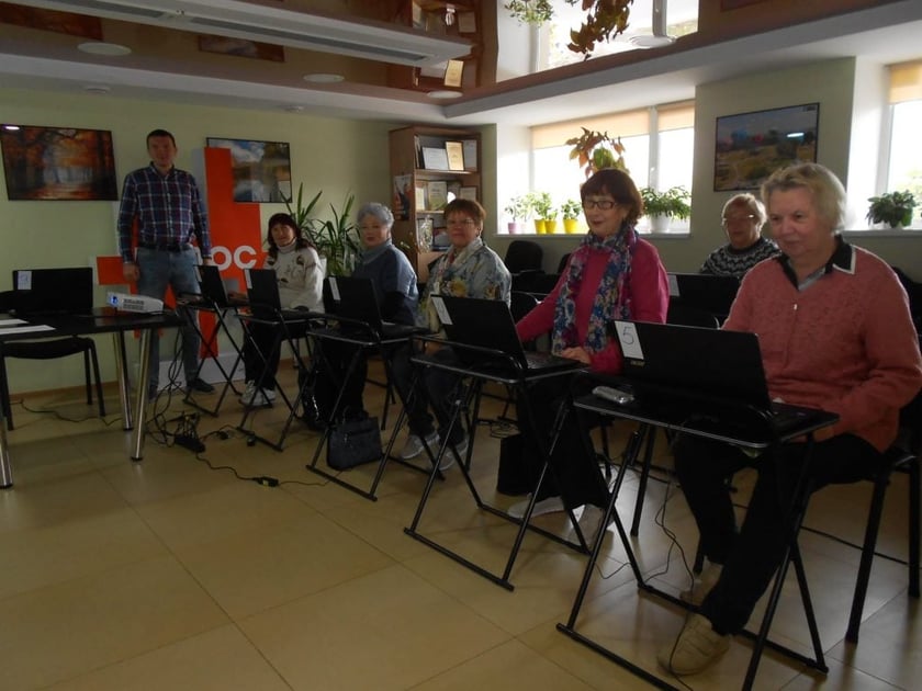 У Черкасах відкрили школу комп’ютерної грамотності для літніх людей