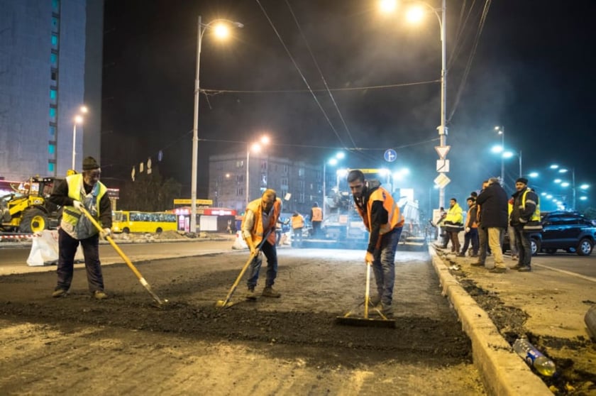Дарницьку площу в Києві асфальтують і вночі (ВІДЕО)
