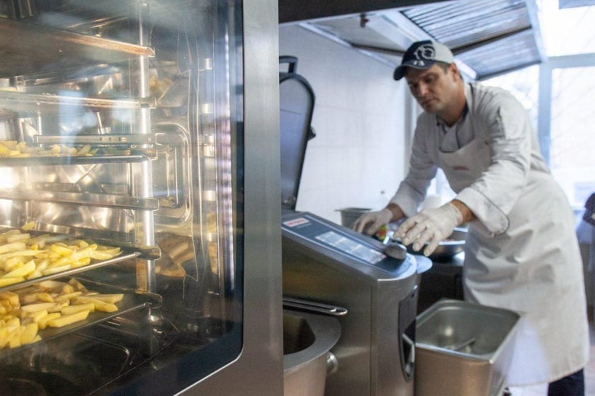 Шкільні їдальні Києва забезпечують новітнім технічним оснащенням (ФОТО)