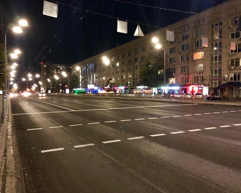 На вулицях Києва зміцнюють дороги за європейською технологією