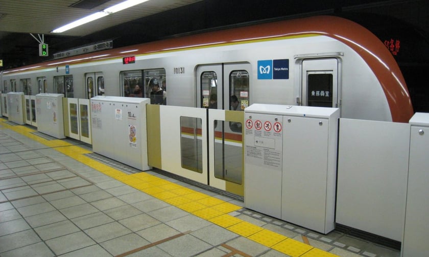 У метро Києва хочуть встановити прозорі огородження