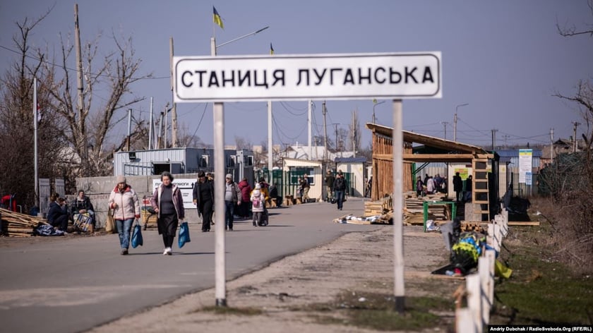 Дивіться, як триває будівництво мосту біля Станиці Луганської (ФОТО)