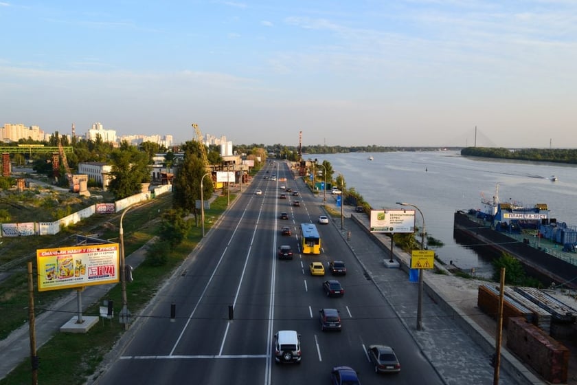 Уздовж Дніпровської набережної висадили тополі для зменшення забрудненості повітря