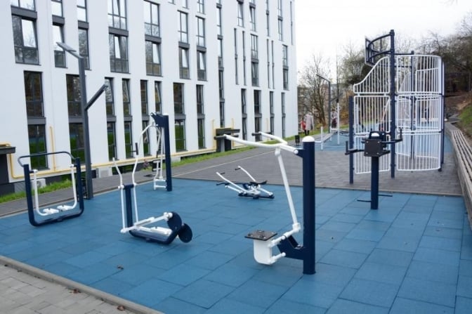 У Львові облаштували сучасний спортивний майданчик