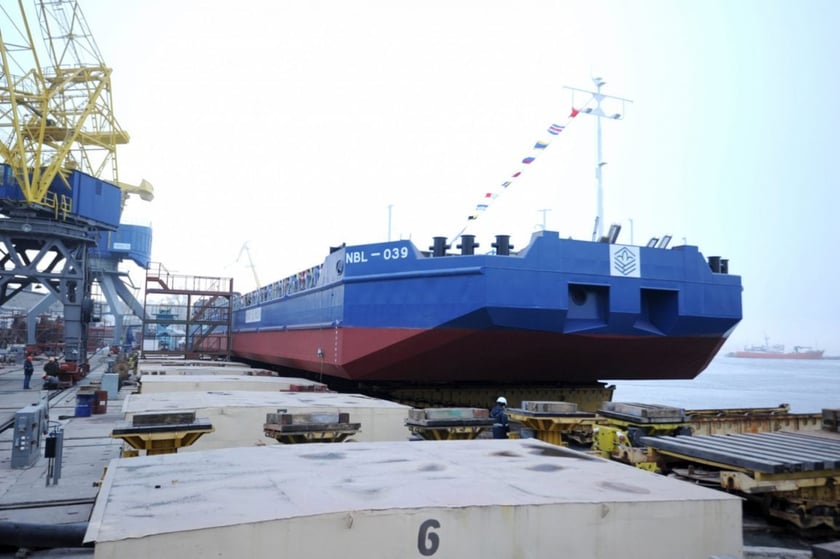 "Нібулон" спустив на воду першу нову баржу для перевезення контейнерів (ФОТО)