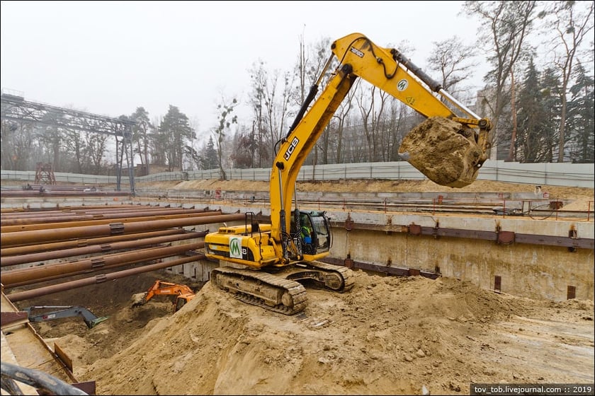 З’явились свіжі фото будівництва метро на Виноградар у Києві