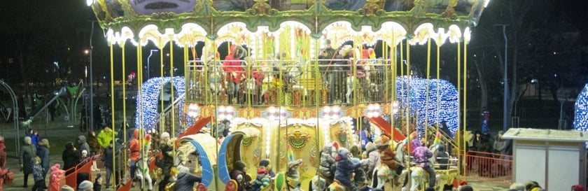 У Маріуполі встановлюють карусель з національною символікою