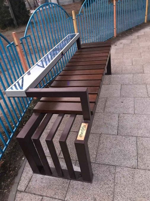 У Черкасах встановили лавки, які підзаряжають гаджети