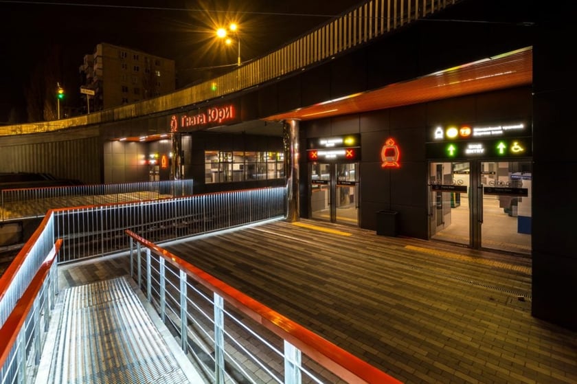 У Києві завершили капремонт станції швидкісного трамвая «Гната Юри» (ФОТО)