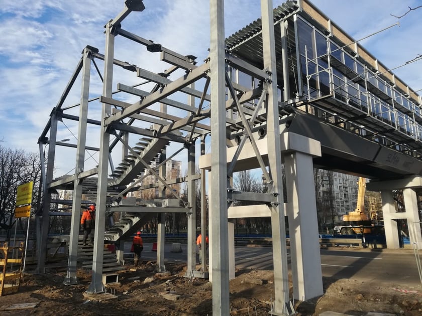 Як у Києві оновлюють пішохідні мости над Борщагівською трамвайною лінією  (ФОТО)