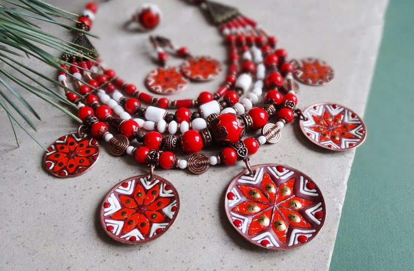 Львівська родина виготовляє стародавні прикраси, загорнуті у сучасность