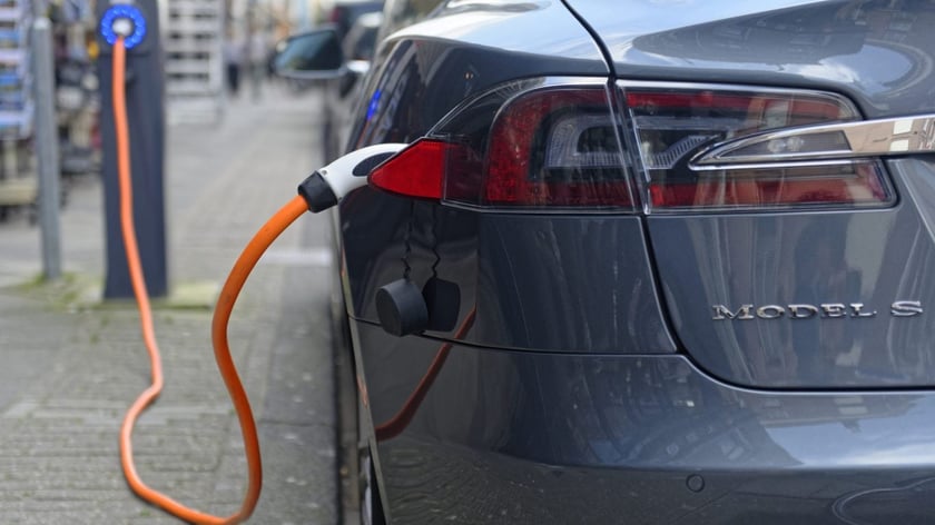 Tesla відкриває зарядні станції в Україні