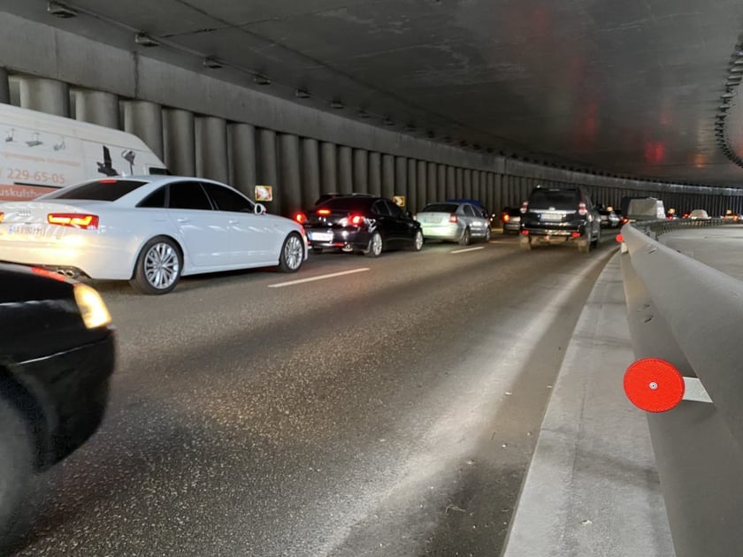 У Києві встановили комплекс світлоповертальних елементів у тунелі на Поштовій площі