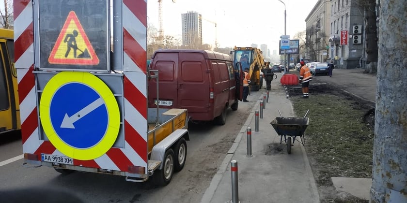 У Києві активно встановлюють антипаркувальні стовпчики