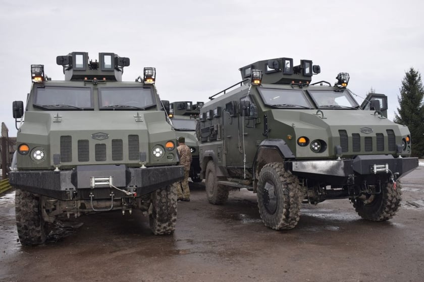 Українські військовослужбовці отримали сучасні бронеавтомобілі «Варта»