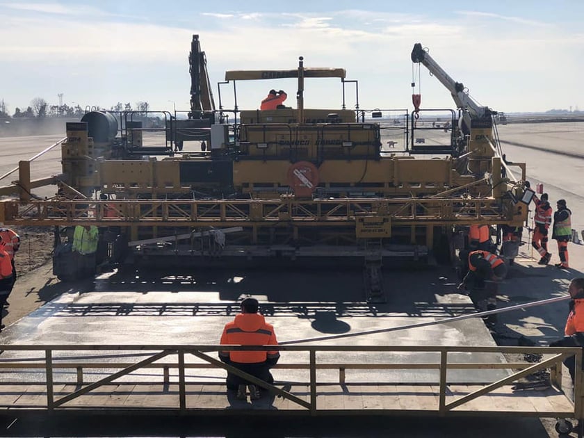 На пероні аеропорту Одеси стелять «важкий» бетон (ФОТО)