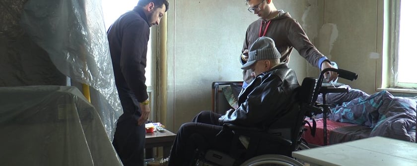 У Франківську волонтери відремонтують квартиру самотнього пенсіонера