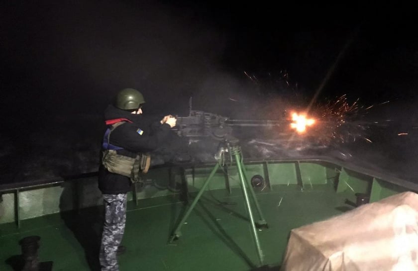 Морські прикордонники відпрацювали артстрільби з корабля (ФОТО)