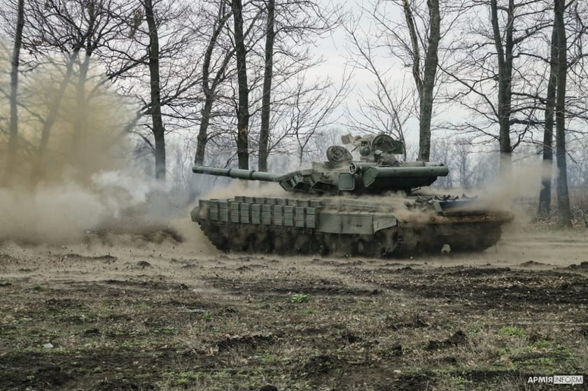 Військові навчання на Луганщині: як українські танкісти “ворожі позиції” знищували (ФОТО)