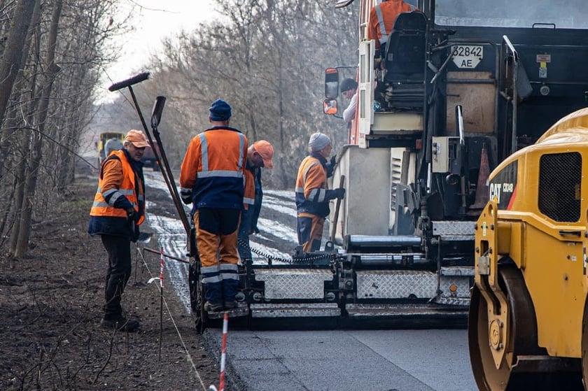 На Дніпропетровщині відремонтують 7 доріг місцевого значення: де працює техніка