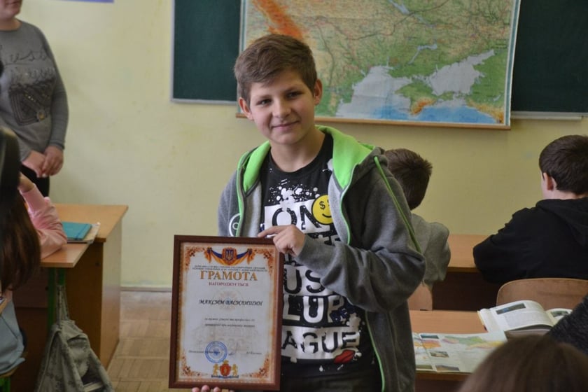 На Львівщині школяр, ризикуючи життям, героїчно врятував собаку