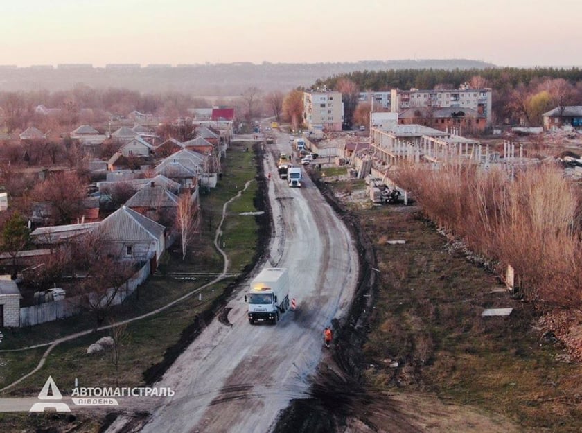 Як на Харківщині ремонтують дорогу державного значення (ВІДЕО)