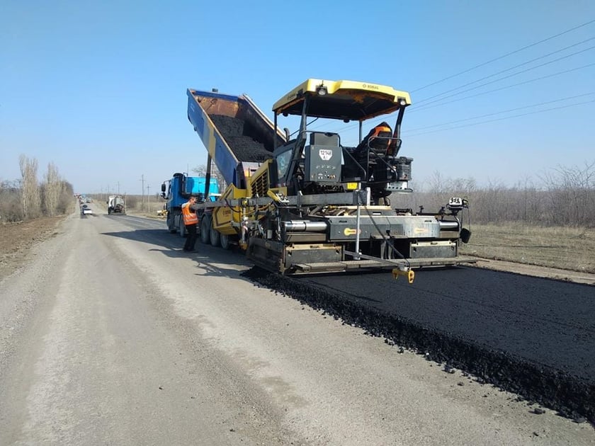 Як ремонтують дорогу державного значення Дніпро-Миколаїв (ФОТО)