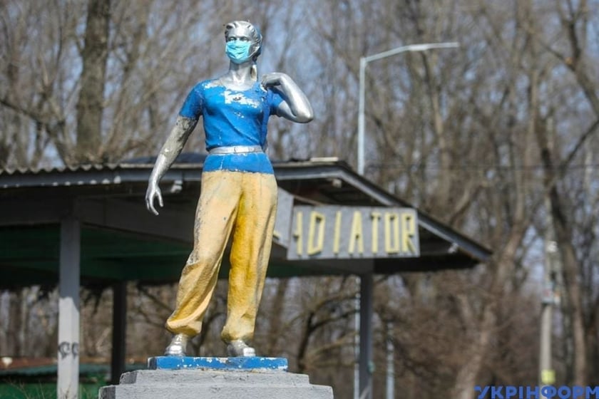 Пам’ятнику “Дівчина з рюкзаком” на Трухановому острові одягли захисну маску