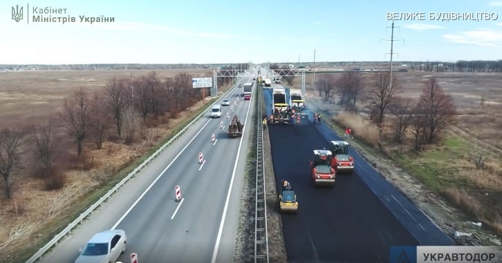 На трасі Київ – Одеса встановлюють майданчик для зважування вантажівок у русі (ВІДЕО)