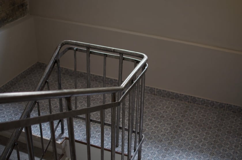 Двоє братів власним коштом зробили ремонт у дворі та під’їзді будинку, де розташований їхній офіс