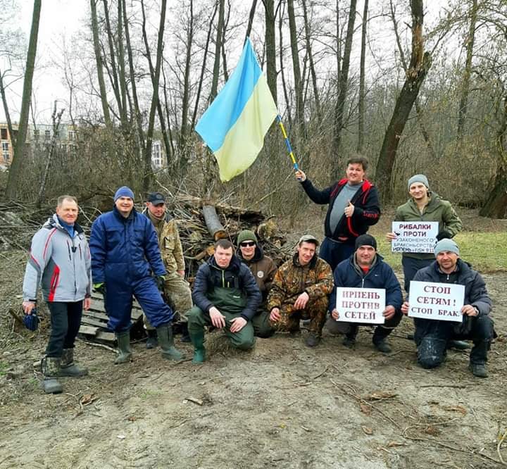 На Київщині рибалки очистили озеро від сміття і полагодили шлюз