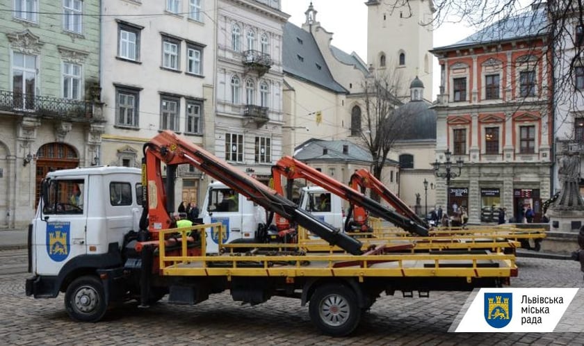 Львів отримав три нові евакуатори вартістю 2,3 млн грн кожен