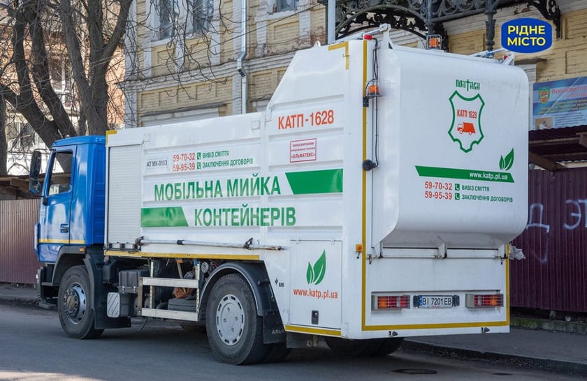 Як у Полтаві спецмашина миє сміттєві баки (ФОТО)