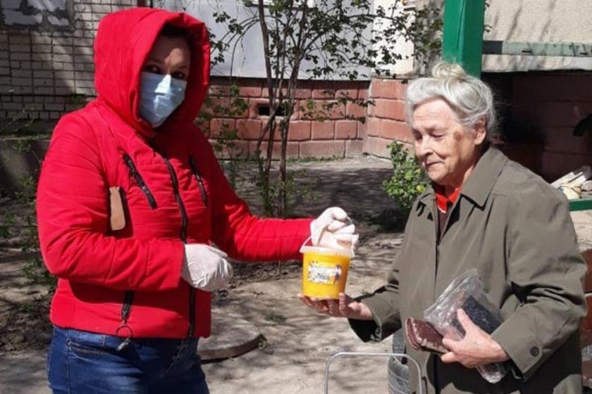 Херсонські пасічники організували безкоштовну доставку меду пенсіонерам