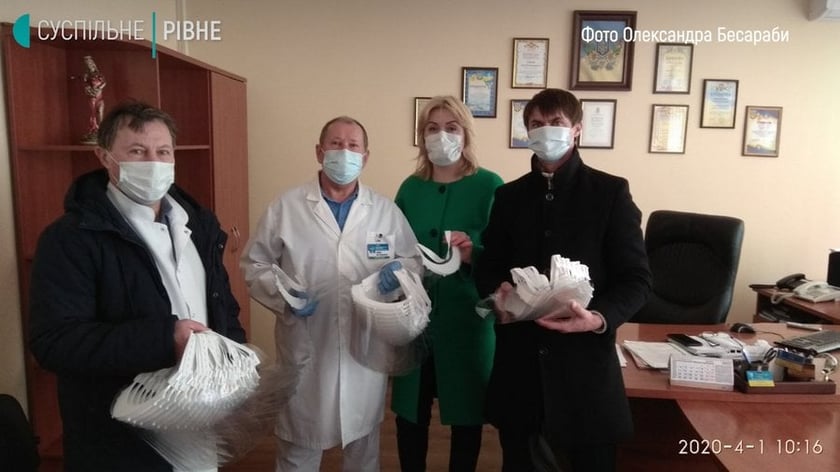 Житель Рівненщини виготовив і передав медикам сотню саморобних захисних щитків