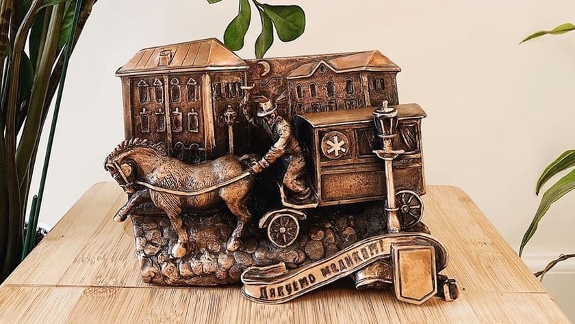 Презентували скульптуру першій службі київської швидкої допомоги (ФОТО)