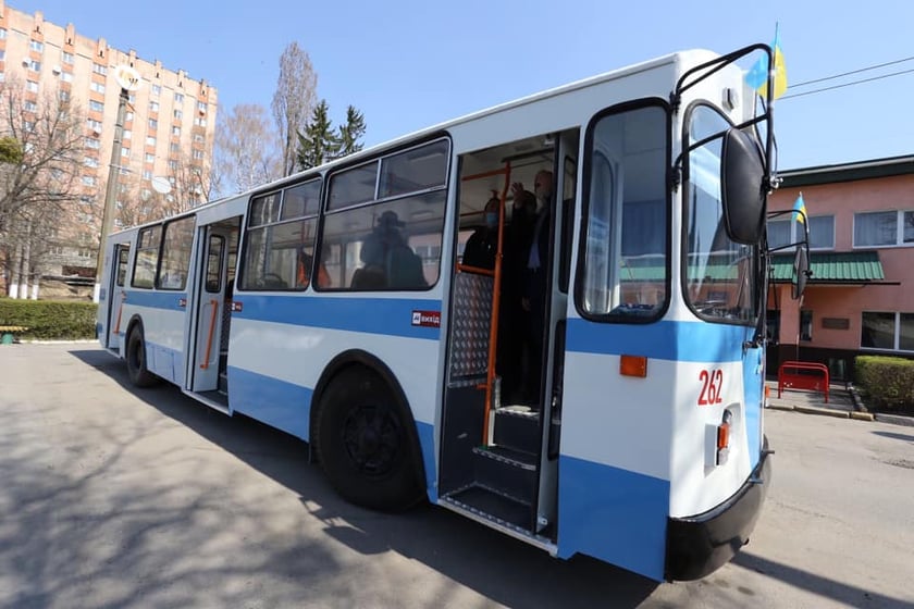 У Хмельницькому відновили старий тролейбус: як він виглядає (ФОТО)